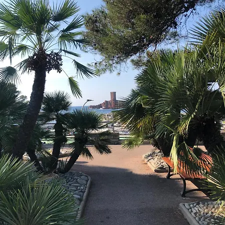 Et Parking A 300m De La De Fréjus